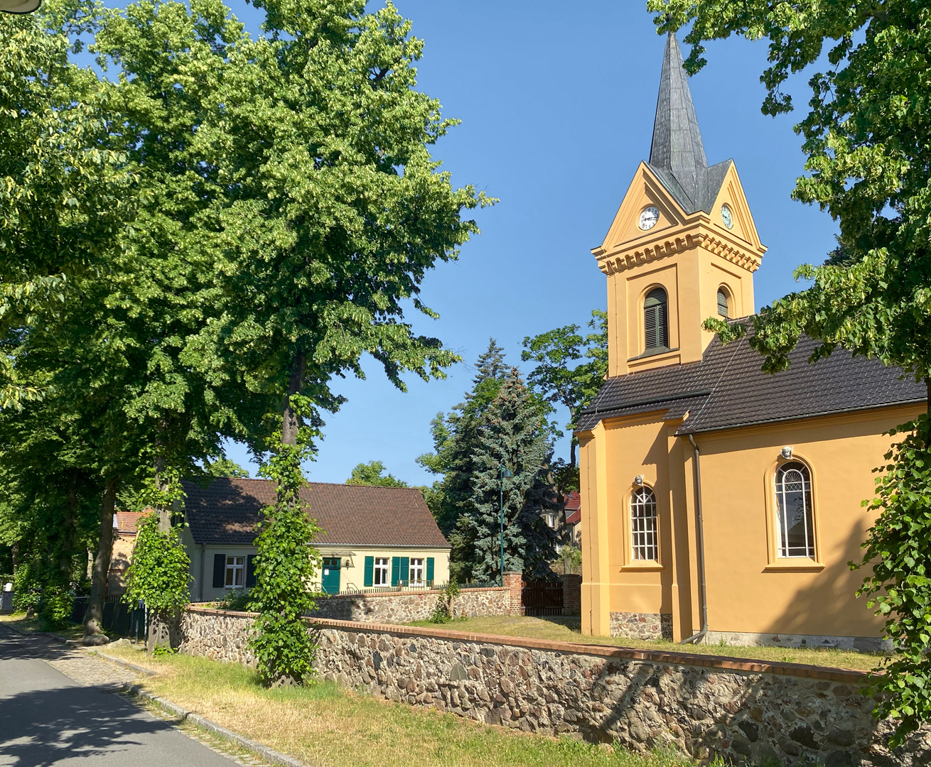 gelbe Kirche klassizismus Dorfanger Bäume