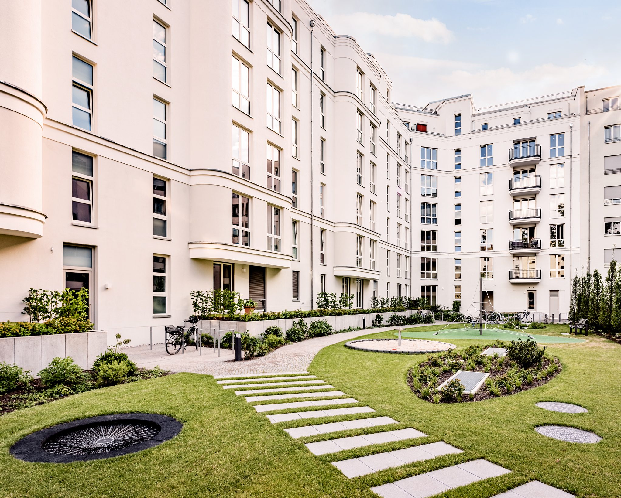 Hinterhof Grünfläche klassische moderne Architektur Spielgeräte Berlin