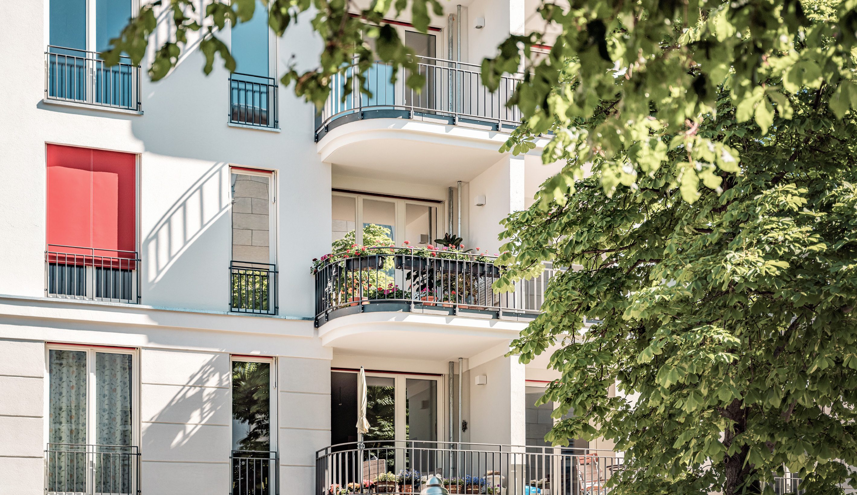 Elegante moderne Fassade befplanzter Balkon