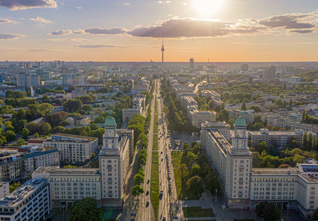 Luftbild Berlin Karl-Marx-Alle Fernseeturm, Morgenstimmung