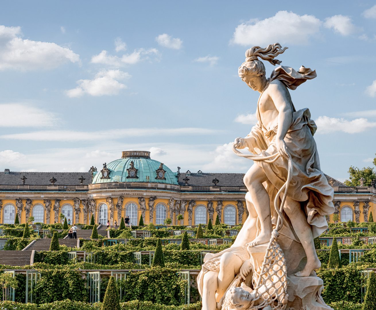 sans Souci Schloß Fassade Weinberg Skulptur