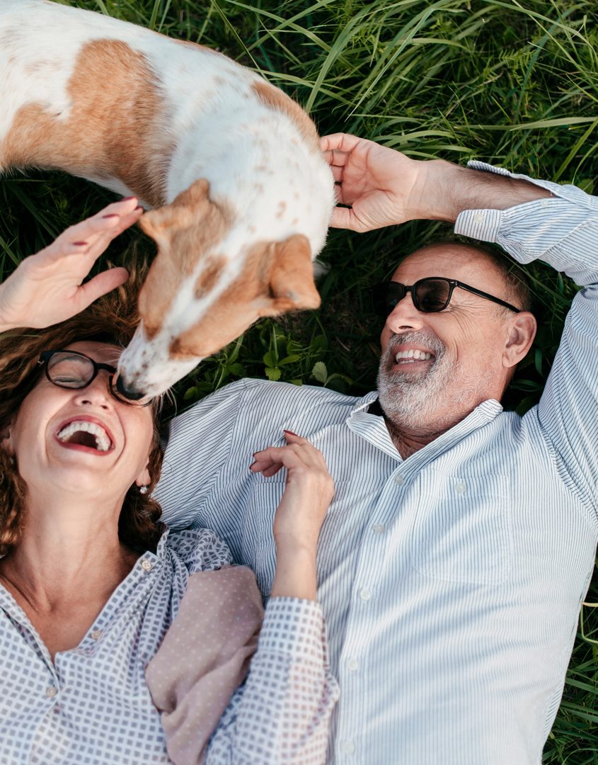 Paar Hund Gras Mann Frau Lachen gute Stimmung