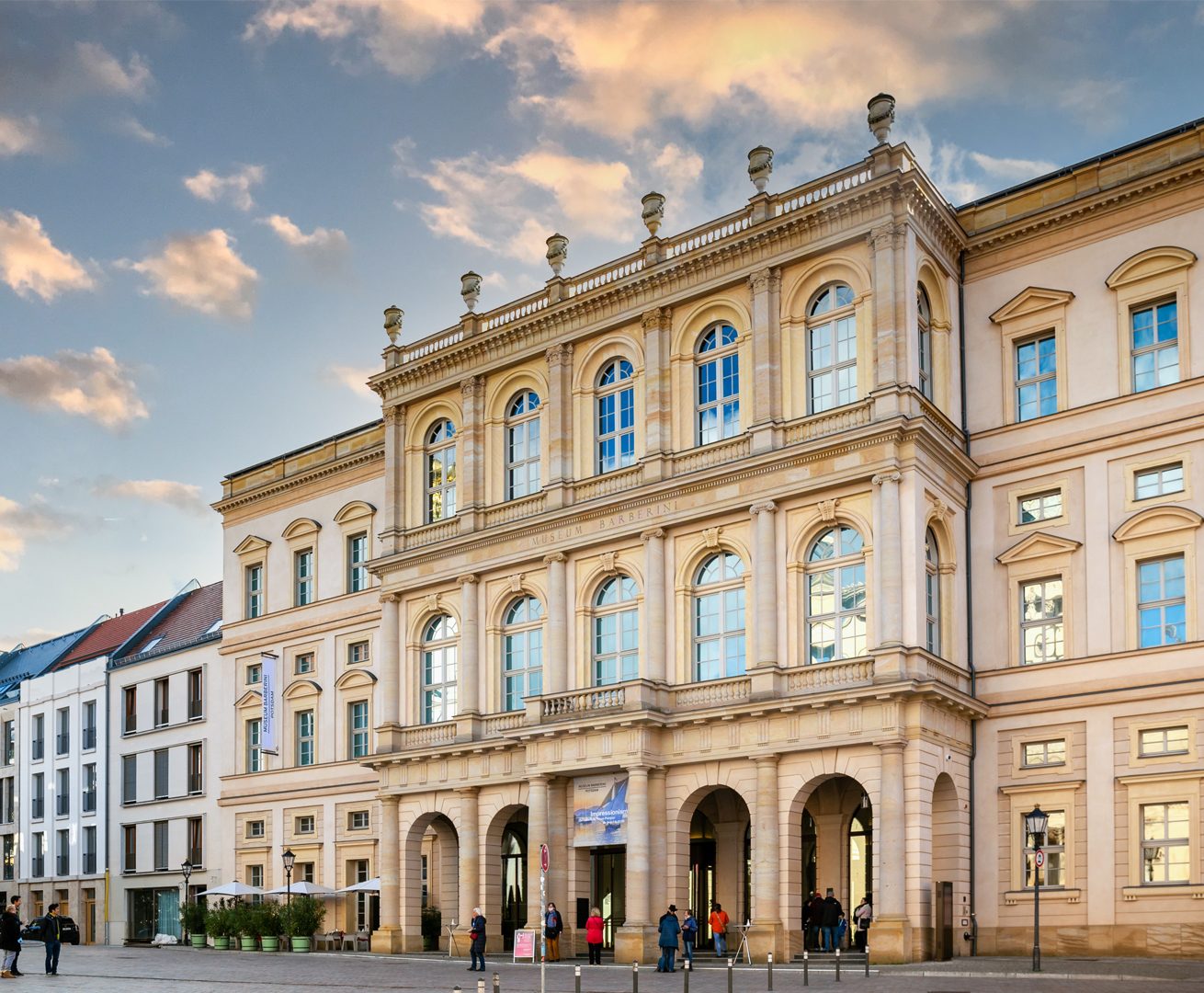 klassizistische Fassade Barbarini Eingang Menschen
