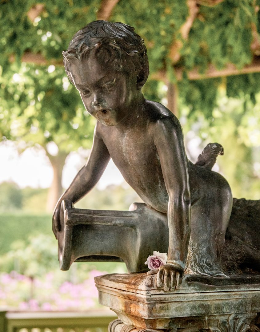Putte Park Bronzestatue Rose